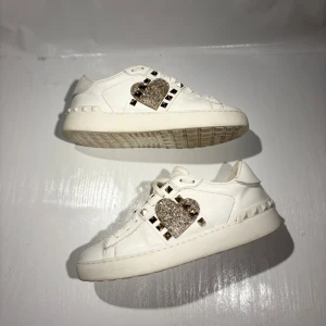 Valentino skor - Hej! Säljer nu mina skor från märket Valentino, storlek 36.5 bra skick, allt på bilden ingår. Tveka inte på att höra av dig om du har frågor eller funderingar kring skorna! 