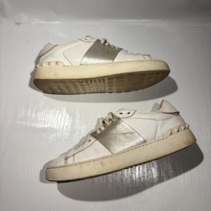 Valentino open - Hej! Säljer nu mina skor från märket Valentino, storlek 38 använt skick, allt på bilden ingår. Tveka inte på att höra av dig om du har frågor eller funderingar kring skorna! 