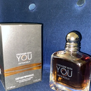 Stronger With You Intensely 100ml - Emporio Armani Stronger With You Intensely, 100 ml Eau de Parfum pour Homme. En stilren och modern doft i en snygg flaska, perfekt för dig som vill sticka ut. Originalförpackning medföljer.