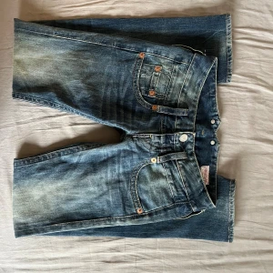 lågmidjade raka jeans - jättesnygga lågmidjade jeans från Herrlicher! De är i väldigt bra skick🤍 storlek: 24/32 midjemått~ 34 cm (mätt platt) höftbredd~ 42 cm (mätt platt) lårbredd~ 21 cm (mätt platt) grenmått~ 16 cm  innerbenslängden~ 76 cm total längd~ 94 cm bredd längst nere på benen~ 15 cm (mätt platt)  ❣️Skickar tyvärr inte bild på ❣️rekommenderar att kolla så måtten passar dig innan du köper något eftersom jag inte tar returer ❣️ färger kan se lite annorlunda ut i verkligheten då bilderna är tagna med en telefon 