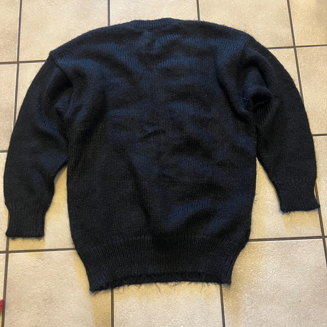 Svart stickad tröja med pärldetaljer storlek L/XL - 2