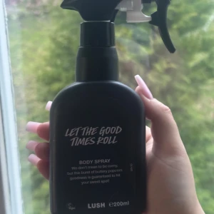 Let The Good Times Roll Body Spray - Jag säljer denna populära Let The Good Times Roll body spray från Lush som är testad några gånger men den är nästan full. Den är 200 ml och är en riktig gourmand doft som är trendigt just nu. Passar perfekt nu till hösten och vintern. Doften är söt med bland annat smält karamell och smöriga popcorn🍿🥮🍦 Jag älskar den men säljer då jag har alldeles för mycket parfymer så det blir att jag inte använder denna, tyvärr😢 Nypris: 395kr