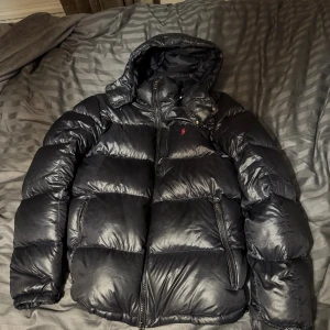  Ralph Lauren jacka - Hej, säljer en ralph lauren svart jacka  i storlek medium, knappt använd så därav i nyskick, inköpspris 6500kr