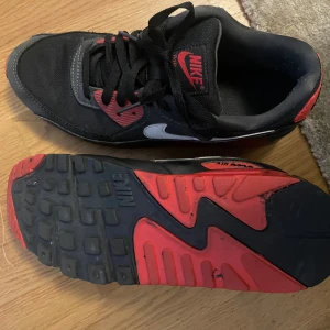 Röd svarta Nike Airmax - Riktigt feta röd, svart, vita Nike Airmax. Jag köpte de i början på 2024 men har nog inte används på ett år. Nypris är runt 1300 medans mina bara är 300