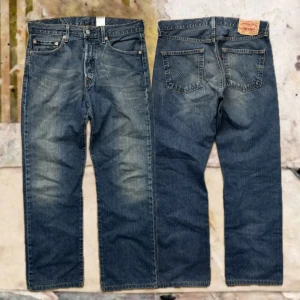 Levis 501 - Tjena! Säljer dessa vintage Levis 501 jeans, jeansen är i fint skick, finns nån fläck men syns inte vid användning, W33/L32, Midja-44/ Längd-102/ Benöppning-22, hör av dig vid funderingar!🙌