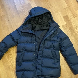 Mörkblå dunjacka från J.Lindeberg - Nypris runt 4000 kr, sparsamt använd:)