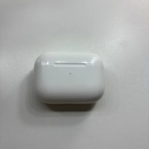 AirPods Pro - Apple AirPods Pro i originalfodral. Trådlösa hörlurar med aktiv brusreducering och laddningsetui. Skicket är bra med endast mindre ytliga repor på fodralet, inga synliga skador på hörlurarna. Perfekt för musik, samtal och träning.