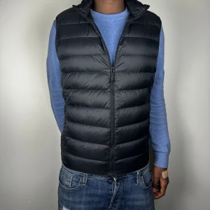 Uniqlo Dunväst - Snygg svart dunväst från uniqlo| Skick 10/10| Pris 349| Modellen Är 181 Väger 71KG| Pris kan diskuteras| Snabb köp|
