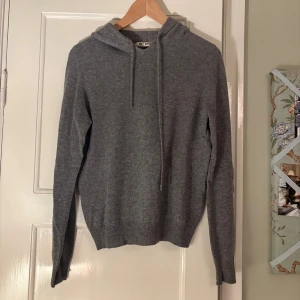 Soft goat hoodie - Jätte najs soft goat hoodie. Den är inte alls nopprig men har 2 små defekter. En där vi slutet av armen och i kragen (se de 2 sista bilderna) annars fint skick!  💗