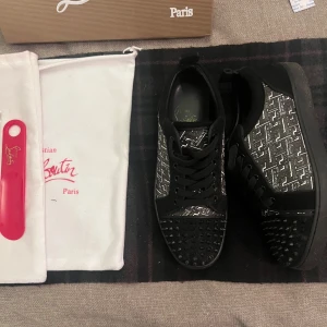 Christian Louboutin svarta sneakers med nitar - Tjena, säljer nu dessa sällsynta unika Christian Louboutin sneakers. De är svarta med nitar och har ett unikt mönster samt ett par unika inne sulor. Dojorna är i storlek 43. Skorna är lite smutsiga men inte för smutsiga, skick 7 utan 10.