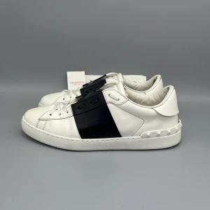 Valentino Open Sneaker Svart - • The shoes have been gently used and are in good condition  • Size: 43.5 (fits 44–44.5)  • Color: Black  • Retail price: 7280 SEK / 590€  • Dustbag & valentino card included