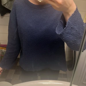 mörkblå stickad tröja - vet ej vart den är köpt då lappen är bortklippt💙