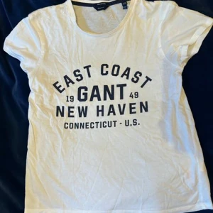 Vit GANT t-shirt 16 år/176 nyskick - Fin vit bomullströja kortärmad från GANT knappt använd. Passar även en dam S