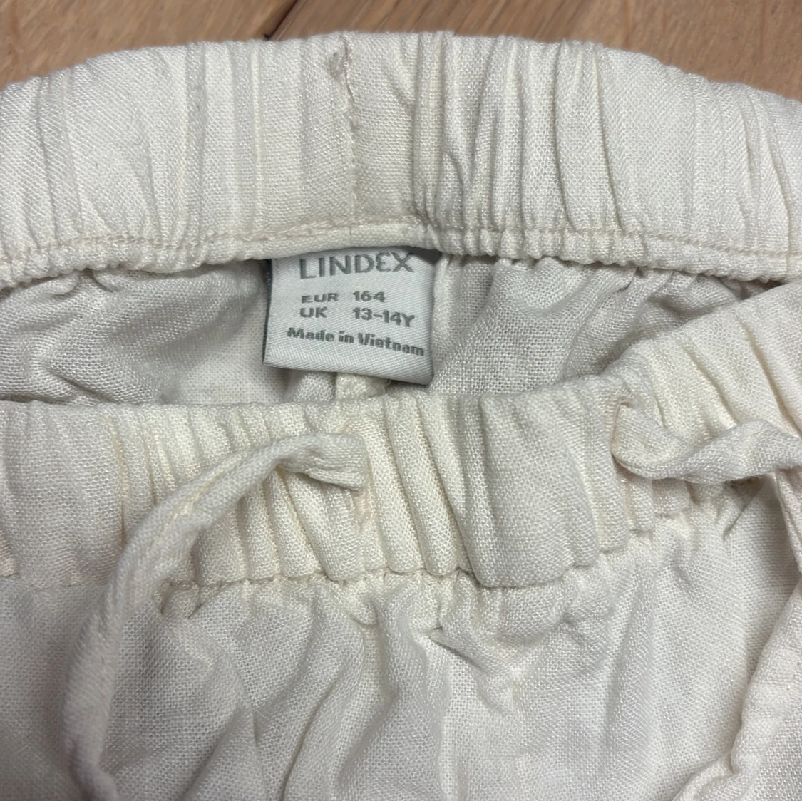 Vita linnebyxor med snörning från Lindex - 2