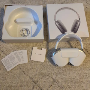 AirPods Max - Detta är hörlurar som är väldigt likna Apples ”AirPods Max”. Hörlurarna är lika i både utseende och funktioner. Jag har enbart använt dessa en gång för att prova så att de är i nyskick. Dessa är alltså inte riktiga AirPods utan liknande!! Ifall du har någon fråga alls skriv jättegärna!