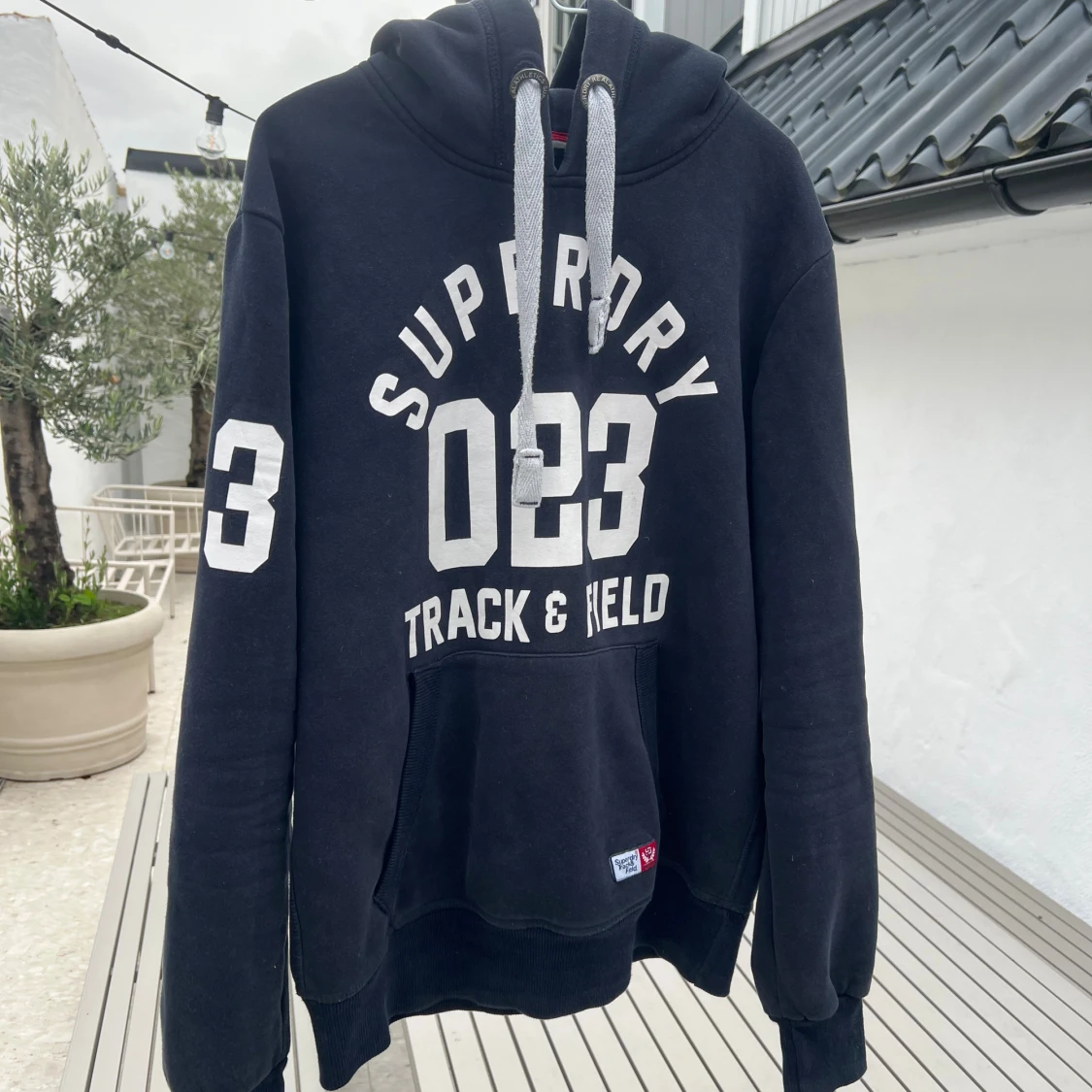 Svart hoodie från Superdry med tryck