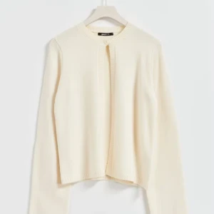 Beige kofta från Gina Tricot - Säljer en stilren beige kofta från Gina Tricot. Den har ett mjukt material och är perfekt att slänga över ett linne eller T-shirt. Säljer den eftersom ja köpt den i fel storlek, därmed har jag inte använt den speciellt mycket och är därför i ett väldigt bra skick💕