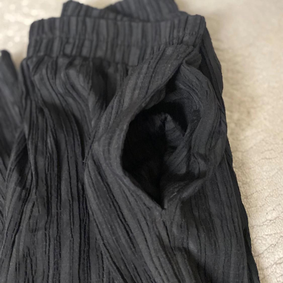 Svarta plisserade byxor med resår - 1