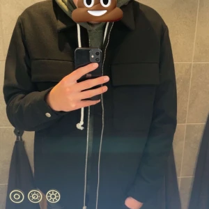 Svart mockajacka med dragkedja - Säljer min snygga svarta mockajacka eftersom den tyvärr är för stor för mig. Den är i storlek S men är stor i storlek. Aldrig använd och är i nyskick(dock har prislappen ramlat av)! Det är bara att kontakta mig om ni har några frågor om jackan eller om ni vill ha fler bilder på den. 