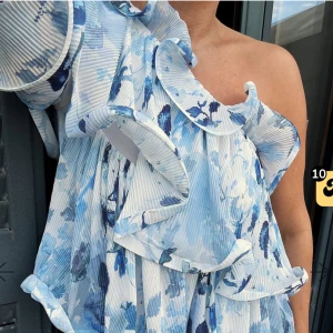 Blå volang klänning one shoulder lojsan Wallin - Blå volang klänning one shoulder lojsan Wallin