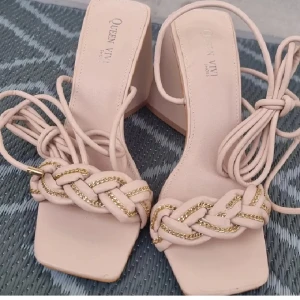 Beiga sandaler med flätad detalj - .