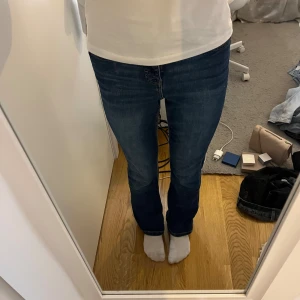 Blå bootcut high waist jeans - Jättebekvämt material och superfin bootcut! Högmidjade, men inte supergorvt, går ungefär upp till naveln på mig. 
