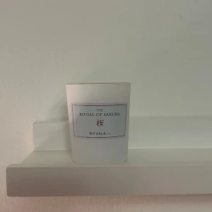 The Ritual of Sakura ljus - Stilrent doftljus från Rituals, The Ritual of Sakura. Perfekt för att skapa mysig stämning hemma. Passar dig som gillar minimalistisk design och vill ha en lugn vibe i rummet. Mini candle!❤️ använt en gång 