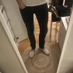 Mörkgrå jeans Acne Studios - Snygga mörkgrå jeans från Acne Studios. De sitter slim fit o modellen heter ”Max Man Ray”. Enda defekten är slitaget där bak! Storlek 30/34.
