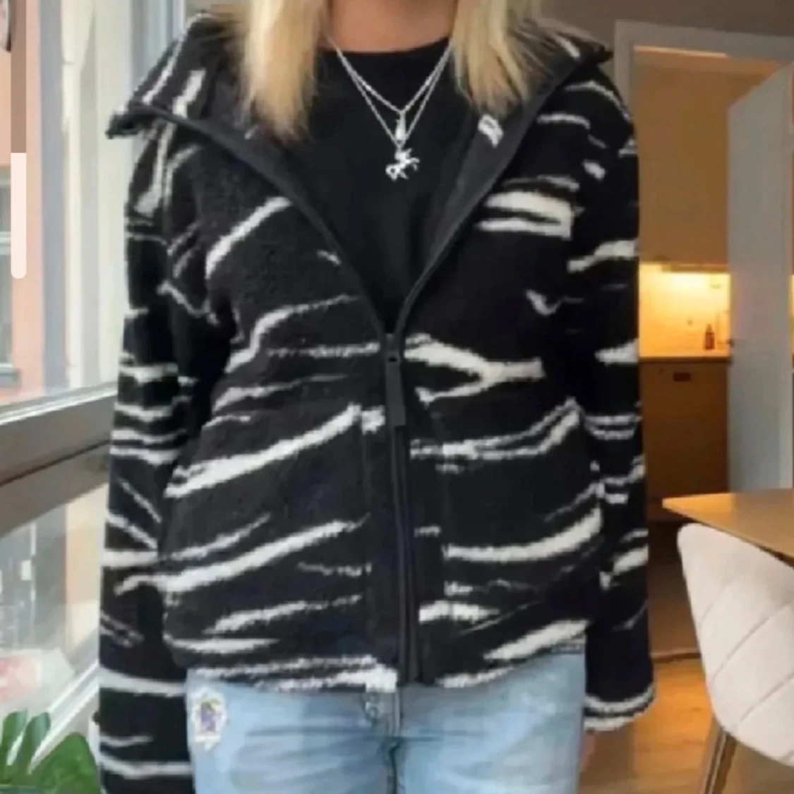 Svart teddyjacka med zebramönster - 1