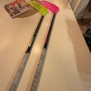 Innebandy klubbor Zone 96 cm - Båda klubborna är i 96 cm. En ice pro och en ice thin. Några små skråmor på ice pro men ice thin är använd i 1 vecka. Båda klubborna är köpt nya för 1700 kr st. Nytt KH grep på båda. Pris kan diskuteras 