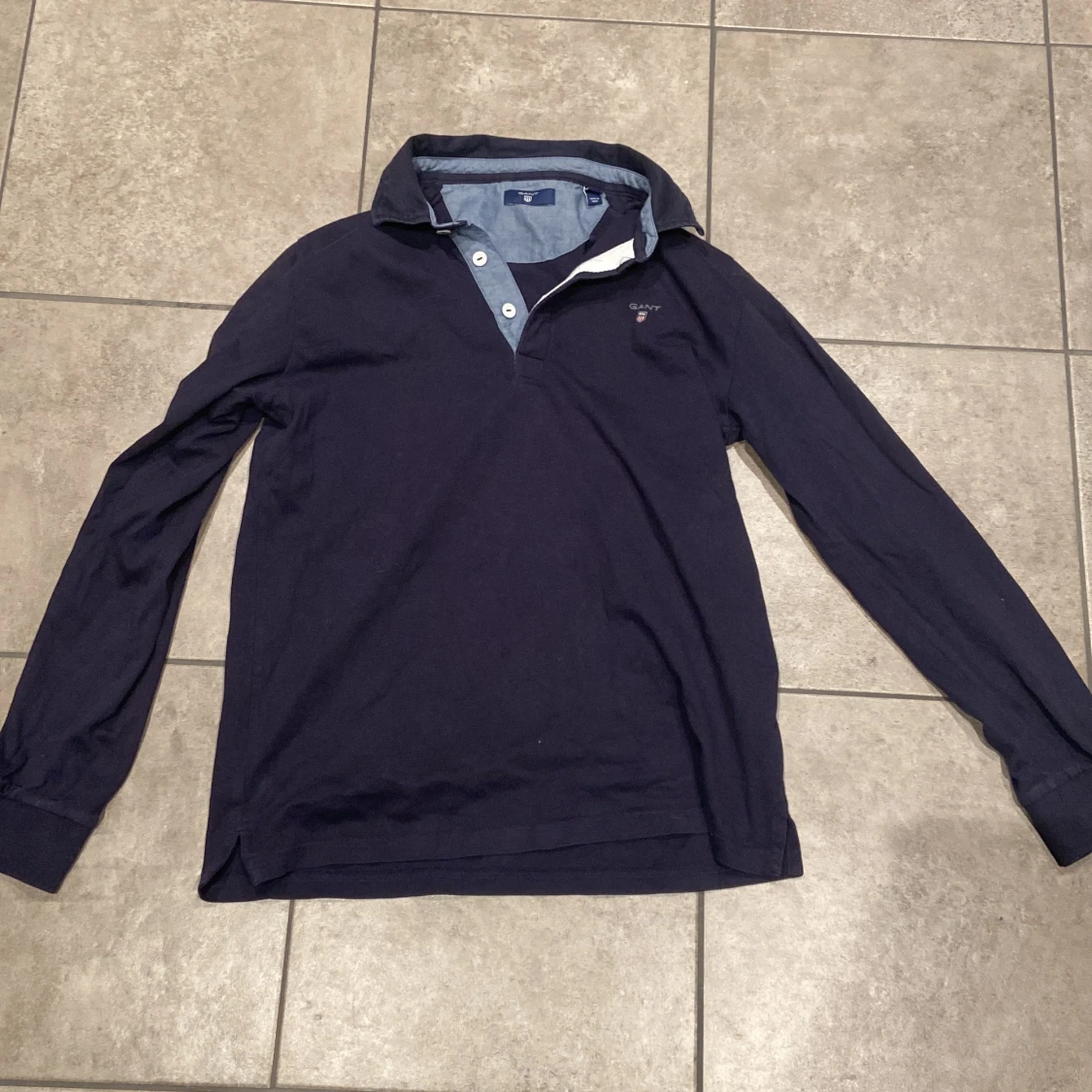 Mörkblå pikétröja från GANT