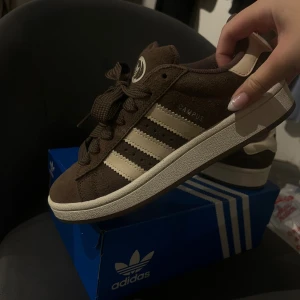 Campus 00s - Säljer dessa bruna 00s campus i en brun färg. Köptes på Jd sports, men tyvärr så har jag inte använt dom som jag ville. De har använts 1/2 gånger därmed är de i mycket bra skick. Köptes för ungefär 1200kr men kommer sälja billigt. Kom med prisförslag eller köp direkt! ❤️
