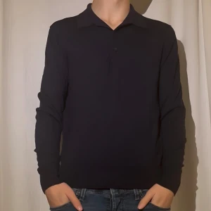 Marinblå polotröja från Uniqlo - Marinblå polotröja från Uniqlo i storlek S. Mycket bra skick och har knappast använts. Dkit skygg som passar till vintern. Hör av er för fler frågor.(Fraktar inom 24h)