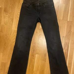 Lågmidjade jeans - Super fina jeans ifrån Only som tyvärr blivit för små😔Storlek S/32, jätte fint skick! (Säljer även likadana i blå)💕