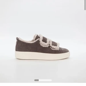 Duffy inuikki skor  - Snygga gråa sneakers med vit platt sula och mjuka fuskpälsdetaljer längs kanten och över foten. Helt nya och med prislapp. Storlek 37