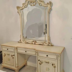 Sminkbord + sängbord - Ett elegant sminkbord med tillhörande spegel och ett sängbord i antik stil. Perfekt för den som uppskattar klassisk inredning.  Lite tröga lådor och lite skavanker finns då de är gamla.  1 sminkbord med 3 lådor och 2 skåp med avtagbar spegel. 2 sängbord med 1 låda och 1 skåp var.  Sminkbordet är 180cm bred, tjocklek/djup 50cm höjden är 75cm  Spegeln är 110cm bred 130cm lång  Sängborden är 45cm bred på kortsidorna 60cm bred med framsidan höjden är 75cm  Måtten kan skilja några cm  Går att pruta!