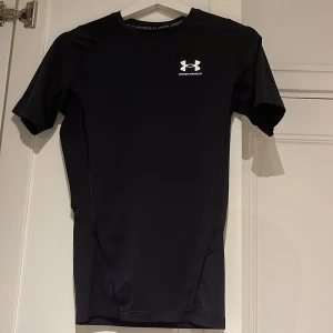 Under armour compression shirt - En compression från under armour i storlek s i bra skick utan tecken på användning. Den sitter bra runt armarna o ger en bra passform på gymmet
