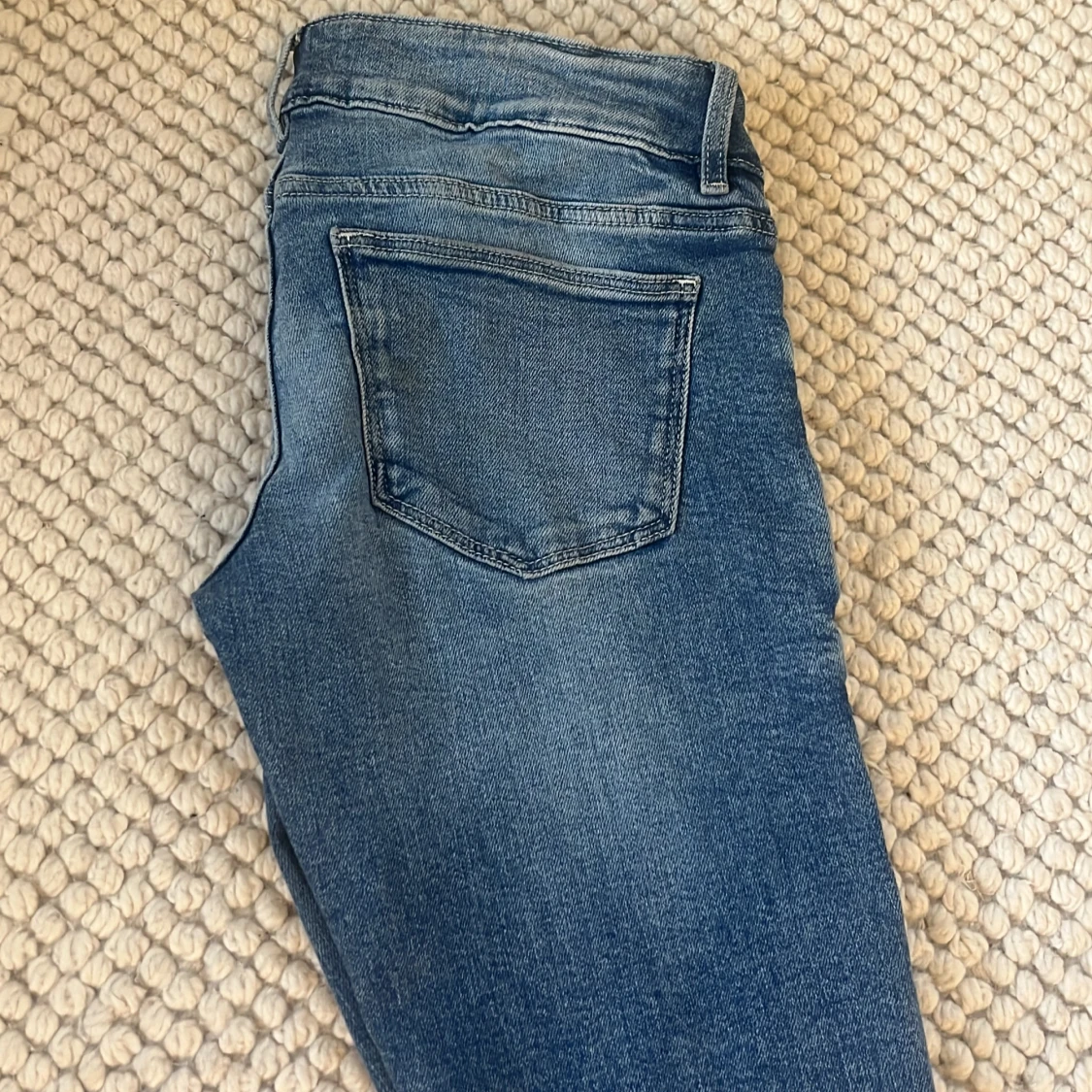 Blå bootcut jeans från Gina Tricot - 3