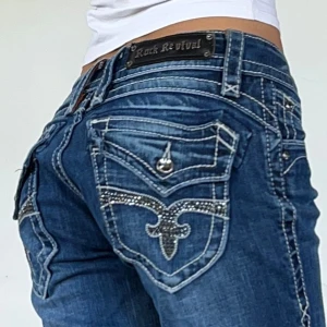 Rock Revival jeans - Låga vintage jeans från Rock Revival❤️ midja 81cm & innerben 90cm (stora på mig). Stretchiga❤️ obs har fläckar nertill. Jag är 165