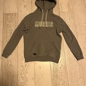 Grå Morris hoodie  - Grå morris hoodie. Tveka inte att fråga vid minsta fundering.