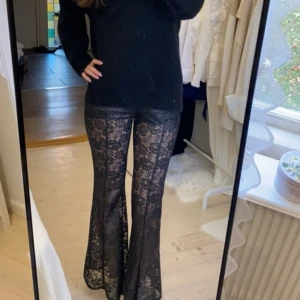 Svarta spetsbyxor med utsvängda ben - Säljer mina snygga spetsbyxor då de är något korta på mig som är 178cm lång💗
