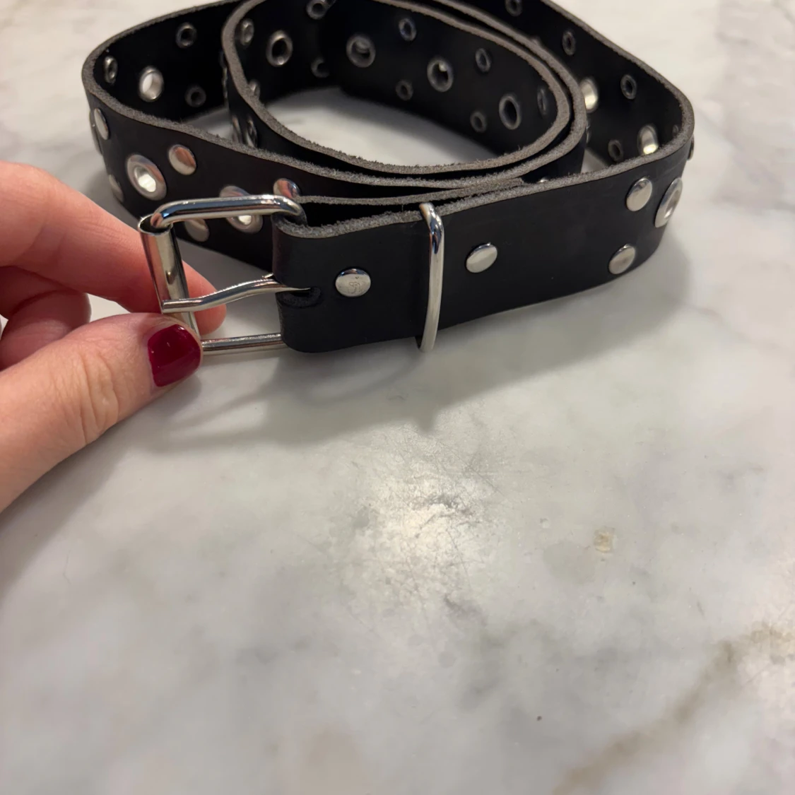 Svart bälte med silvernitar, 75 cm - 2