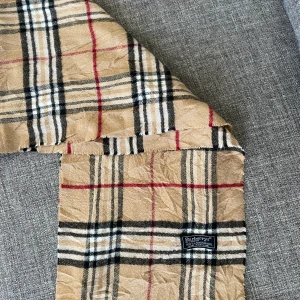 burberry scarf  - intressekoll för burberry scarf. köpt för 500kr säljer 400kr, pris kan alltid diskuteras och fråga om fler bilder om det behövs. används ej längre 