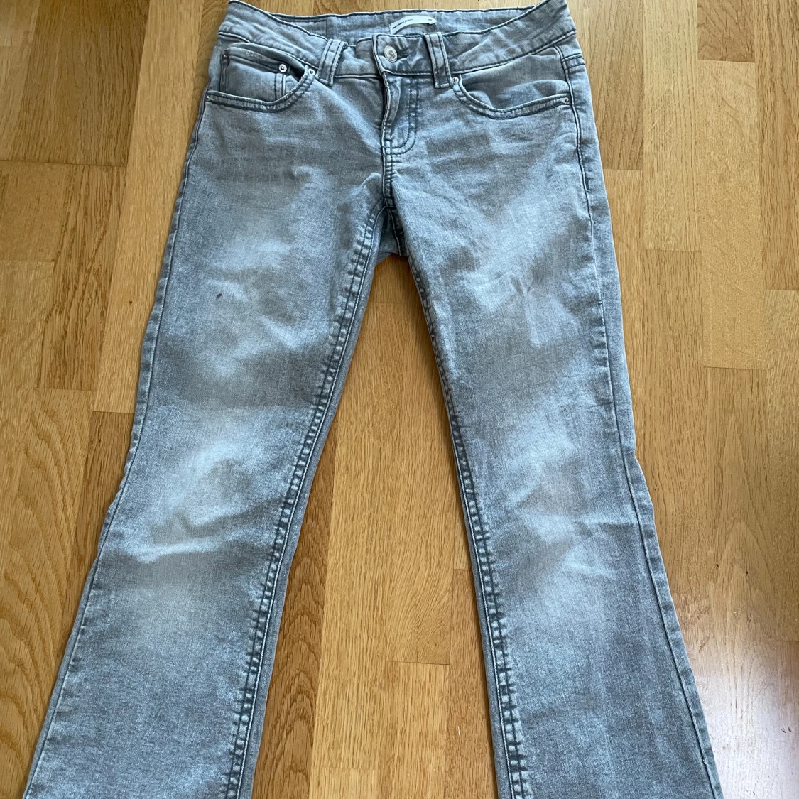 grå low waist jeans