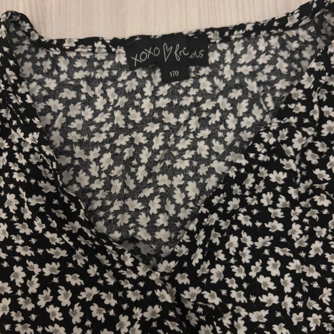 Svart blommig kortklänning - 2