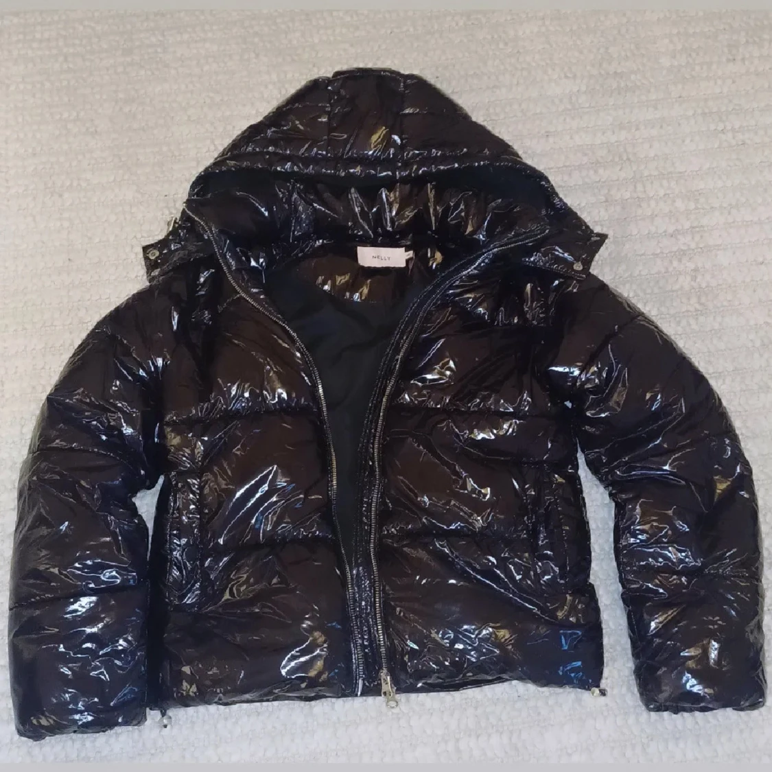 Glansig svart pufferjacka från Nelly