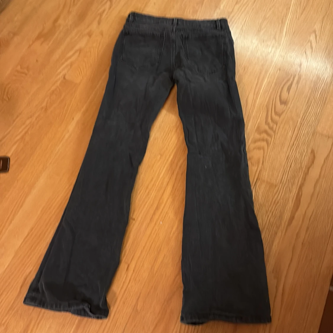 Svarta bootcut jeans från Lindex - 3