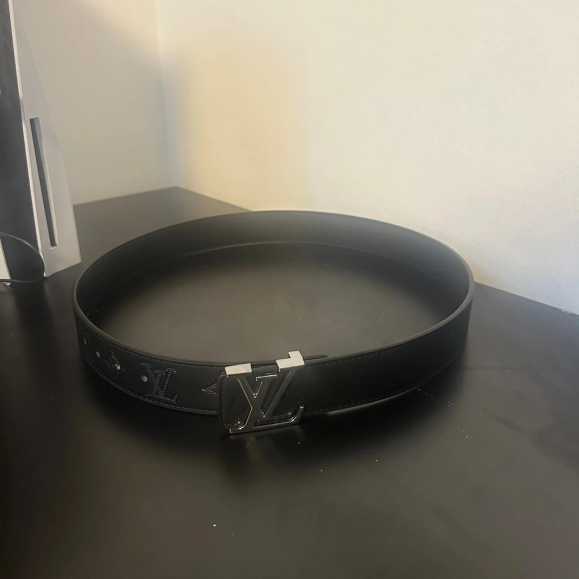 Svart bälte med silver logga 110cm - 1