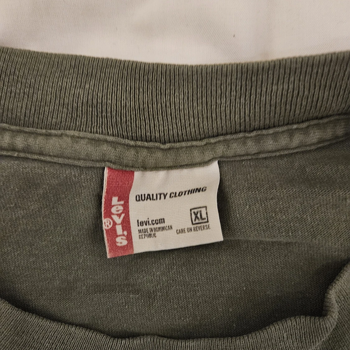 Olivgrön t-shirt från Levi's XL - 2