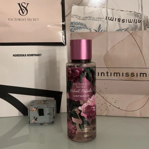Velvet Petals Untamed mist 250ml - Victoria's Secret Velvet Petals Untamed Fragrance Mist, 250 ml. Med inslag av luscious almond, moonlit woods och sweet petals. Perfekt för dig som vill ha en unik och fräsch touch i vardagen.